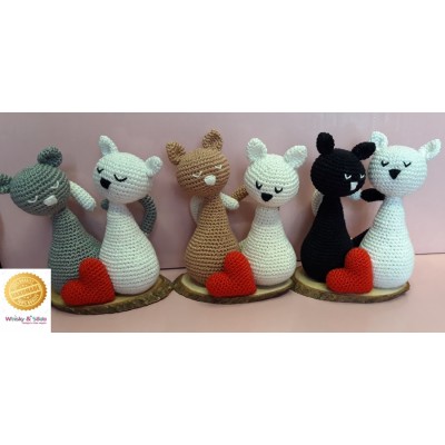AMIGURUMI - GATTI COPPIA LOVE BASE LEGNO